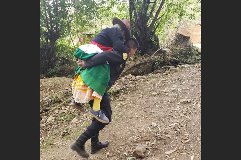 Dos policías cargan a anciana enferma para que reciba atención médica en Áncash