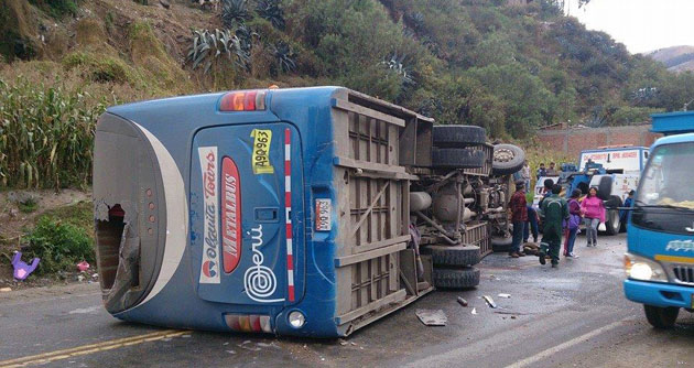  Un muerto y 15 heridos en accidente de tránsito en Carhuaz