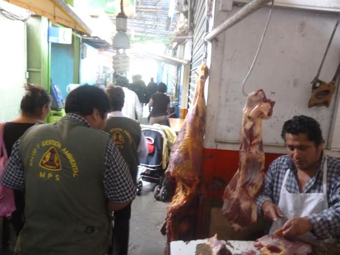 Chimbote: decomisan carne de dudosa procedencia en mercado El Progreso