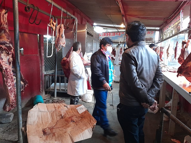 Inspeccionan puestos de venta de carne en el mercado “La Perla”   