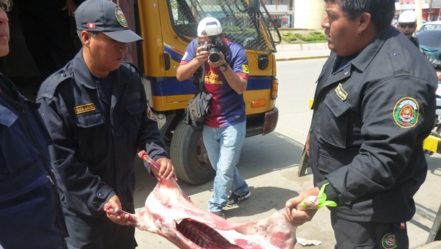 En céntrico mercado decomisan carne sin sello municipal