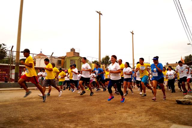 Más de 150 participan en carrera de 5 kilómetros para promover hábitos saludables en Chimbote