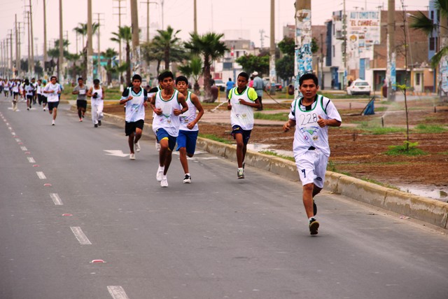 Más de 800 personas participaron en carrera de seis kilómetros en Chimbote