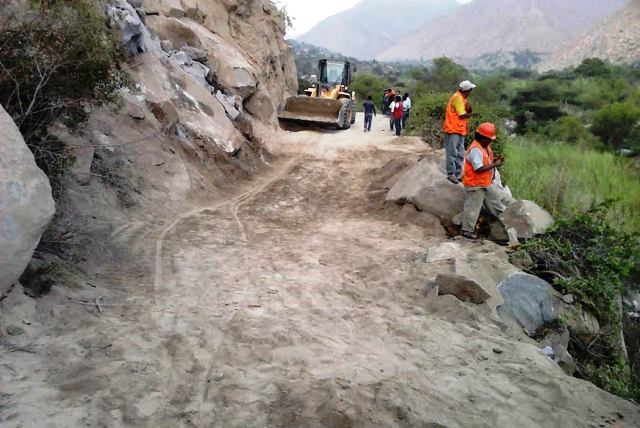Casma: Despejan vía afectada por derrumbe de rocas que dejó vehículos varados