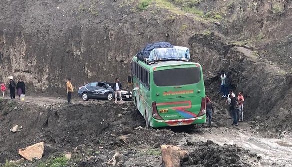 Áncash: Carretera Acochacas-San Luis cedió por lluvias torrenciales interrumpiendo el tránsito vehicular