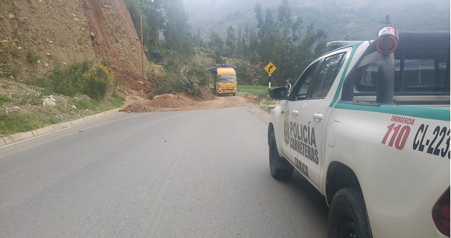 Derrumbe restringe el tránsito vehicular en la carretera a Carhuaz-Chacas en Áncash