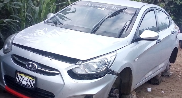 Hallan automóvil abandonado y sin neumáticos en zona descampada de Chimbote