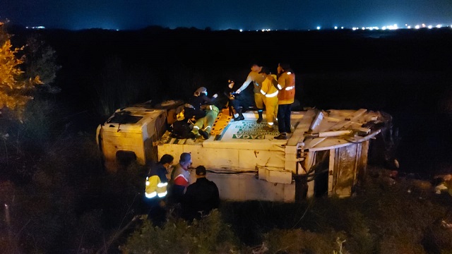 Bus invade carril y ocasiona que compactador caiga a los humedales en Nuevo Chimbote