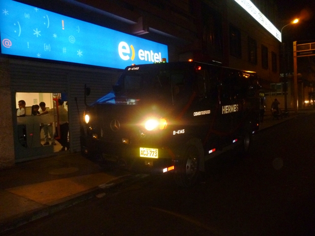 Irresponsable chofer sube vehículo de “Hermes” a vereda y la destruye en centro de Chimbote