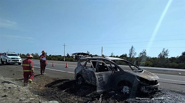 Cinco miembros de una familia salvan de morir al incendiarse su vehículo en la Panamericana en Huarmey