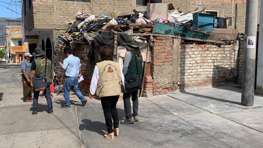Municipio provincial interviene casa que era usada como almacén de basura en Chimbote 