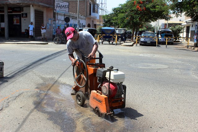 Municipio realiza mantenimiento de pistas de principales avenidas de Casma