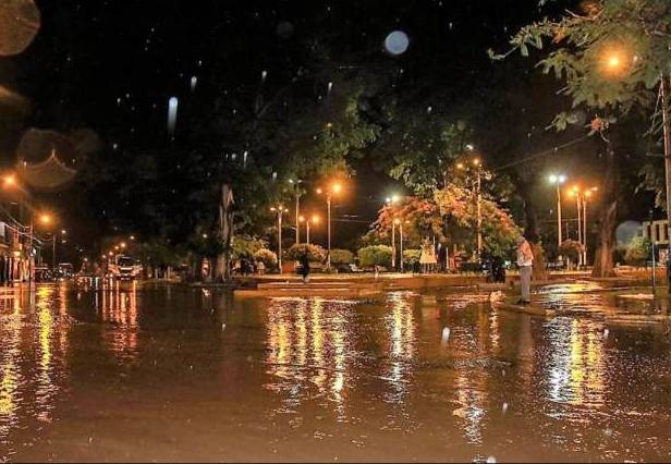 Huaico parte por la mitad a puente Sechín en Casma