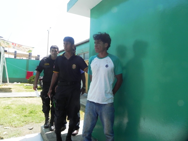 Atan con alambres a soldador para robar en taller, pero policías los atrapan en Chimbote