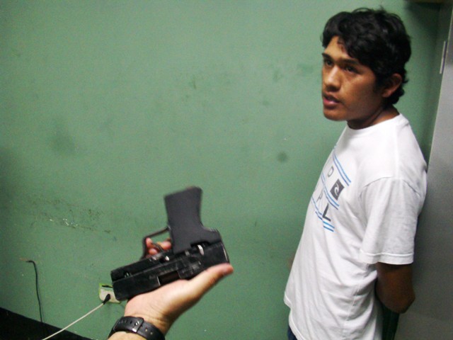 Chimbote: Policía frustra asalto en mercado La Perla y atrapa a sujeto que portaba una pistola