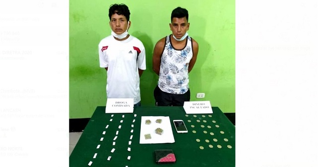 Policías atrapan a dos sujetos conocidos como “Los Uvas” con PBC y marihuana en Chimbote