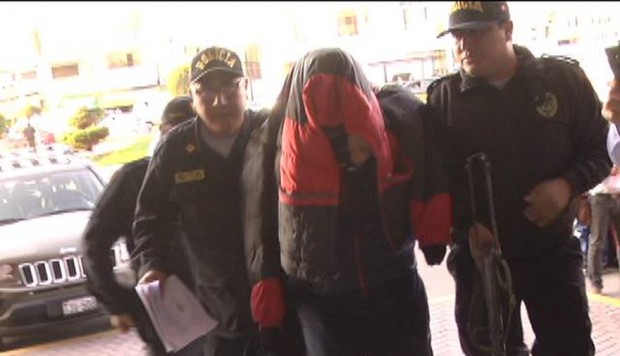 Sujeto fue detenido cuando golpeaba a patadas y puñetes a su exesposa en el distrito de Santa