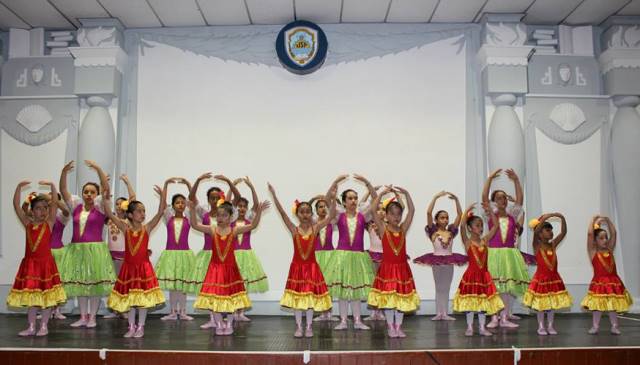 Niñas chimbotanas demostraron talento en noche de ballet 