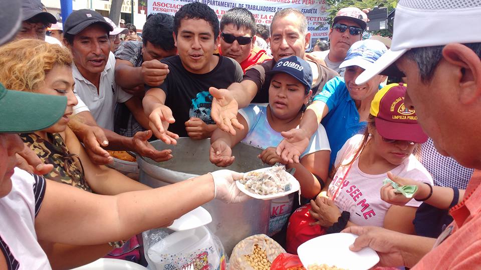 Chimbote: rechazan explotación petrolera con la entrega de cebiche 