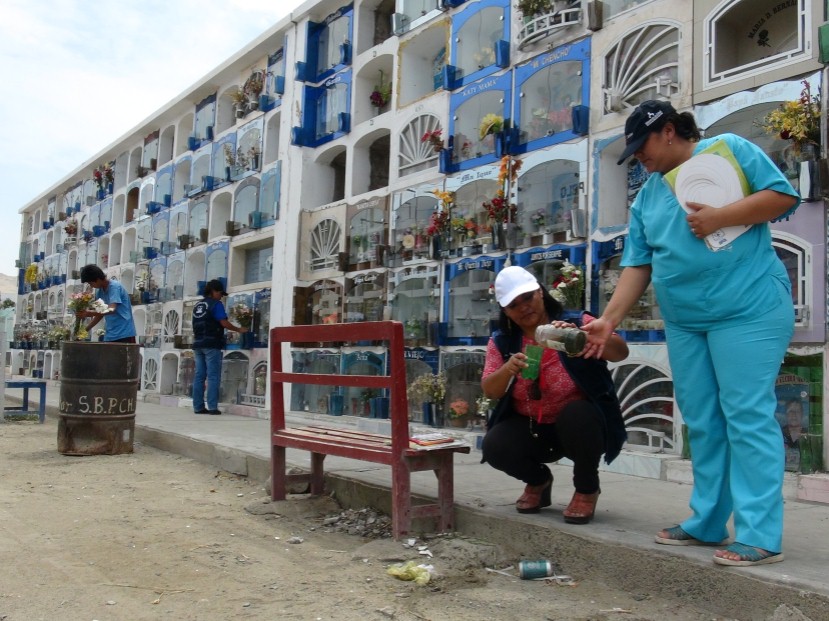 Chimbote: retiran floreros con agua para evitar la proliferación de zancudos en el "Divino Maestro"