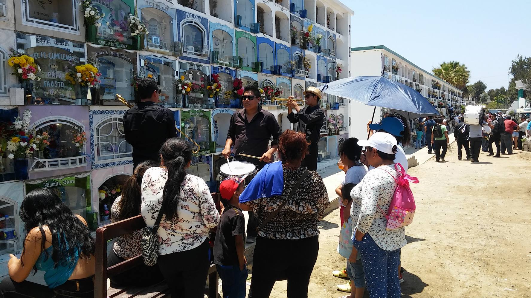 Chimbote: entre cerveza, música y flores cientos de personas visitan el “Divino Maestro”