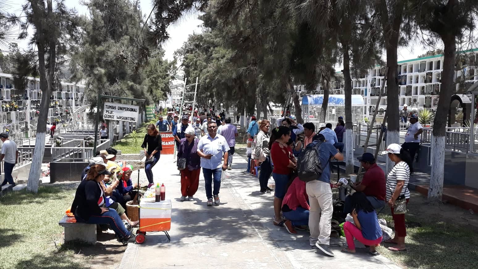 Centenares de personas acuden al cementerio Divino Maestro de Chimbote