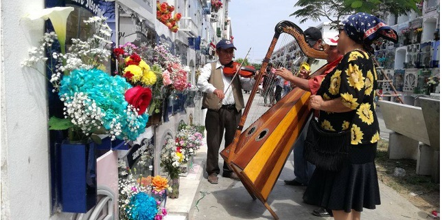 Chimbotanos acudieron al campo santo Divino Maestro para coronar a sus madrecitas en su día
