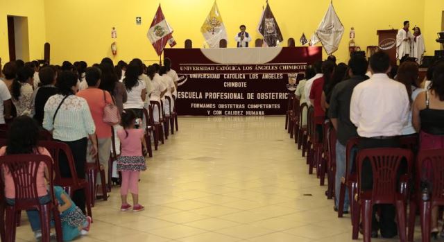 Ceremonia de bienvenida a los cachimbos de Obstetricia de la Uladech Católica