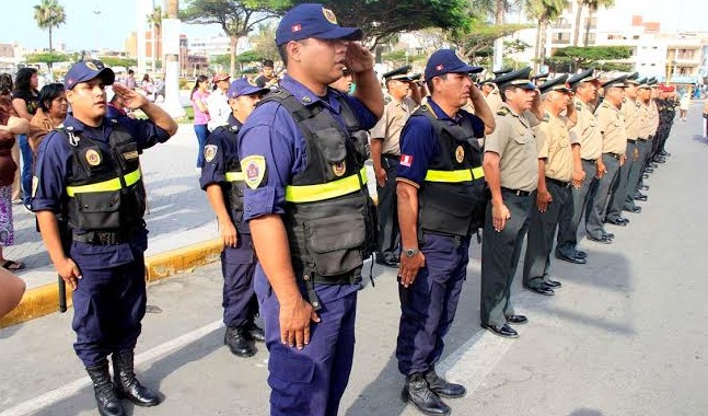 En ceremonia reconocen labor de policías y agentes de serenazgo