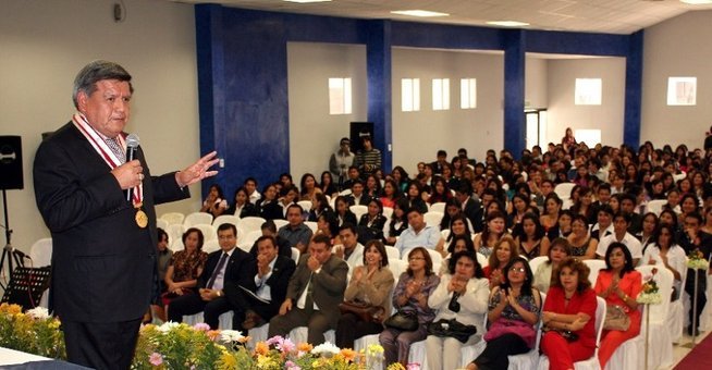 Acuña entregará resolución que otorgó licenciamiento a los doce campus de la UCV