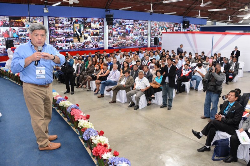 UCV inicia retiro de paneles publicitarios con el rostro del candidato César Acuña
