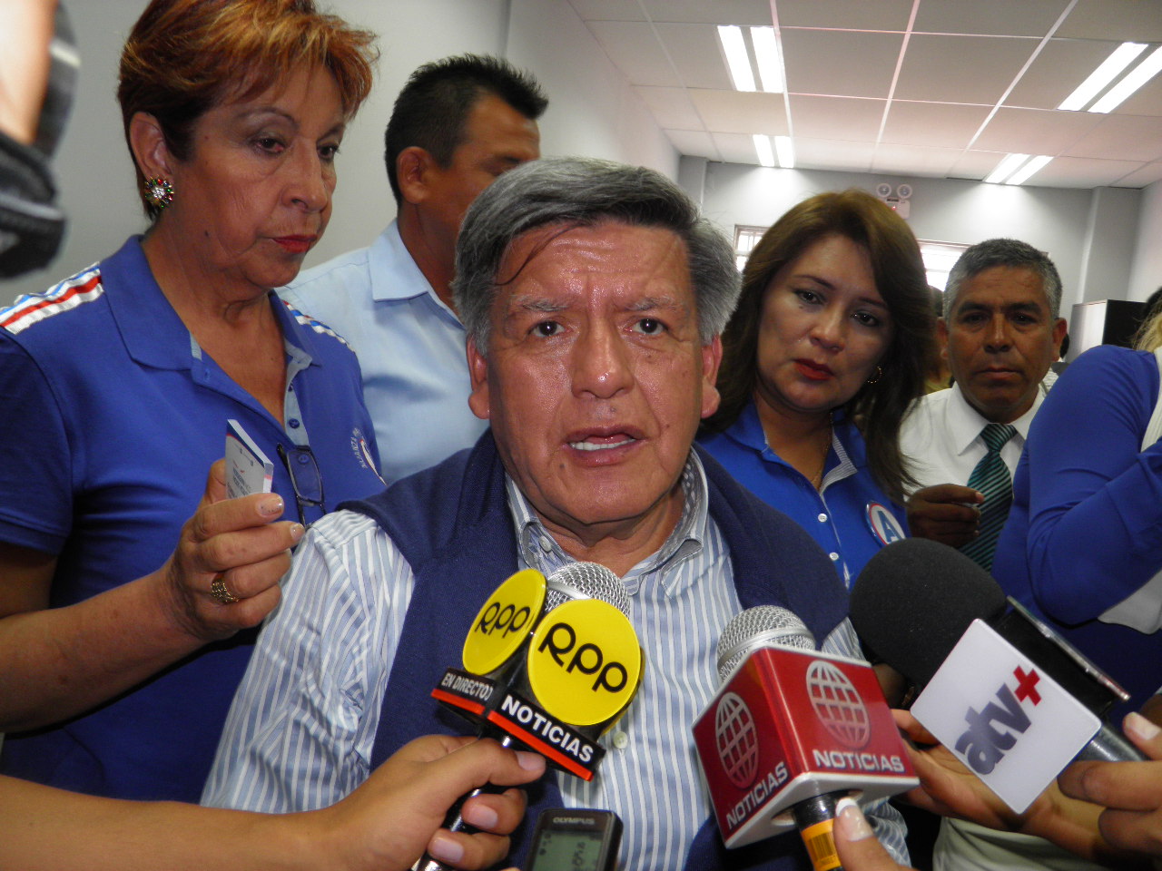 Chimbote: Cesar Acuña promete evaluar situación de Chinecas para su ejecución 