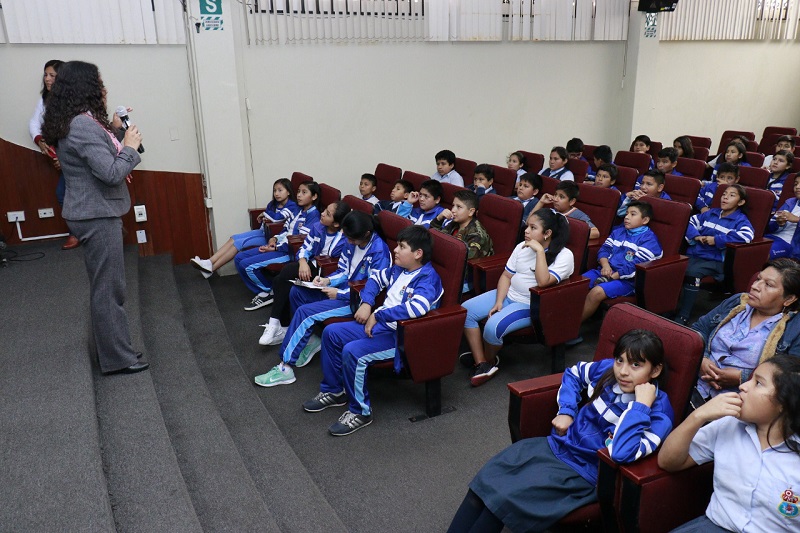 Comisión de Justicia de Género dictó charla a escolares chimbotanos sobre trata de menores