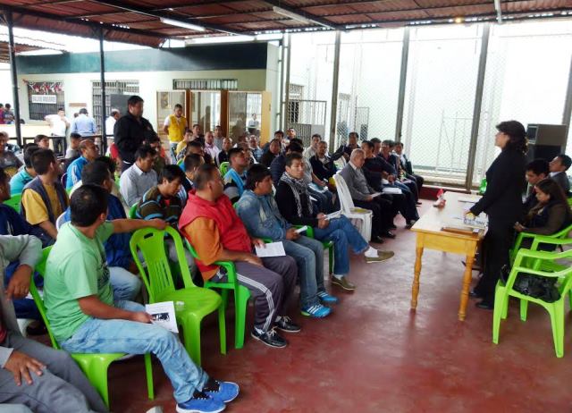 Internos del penal de Chimbote reciben charlas sobre beneficios penitenciarios