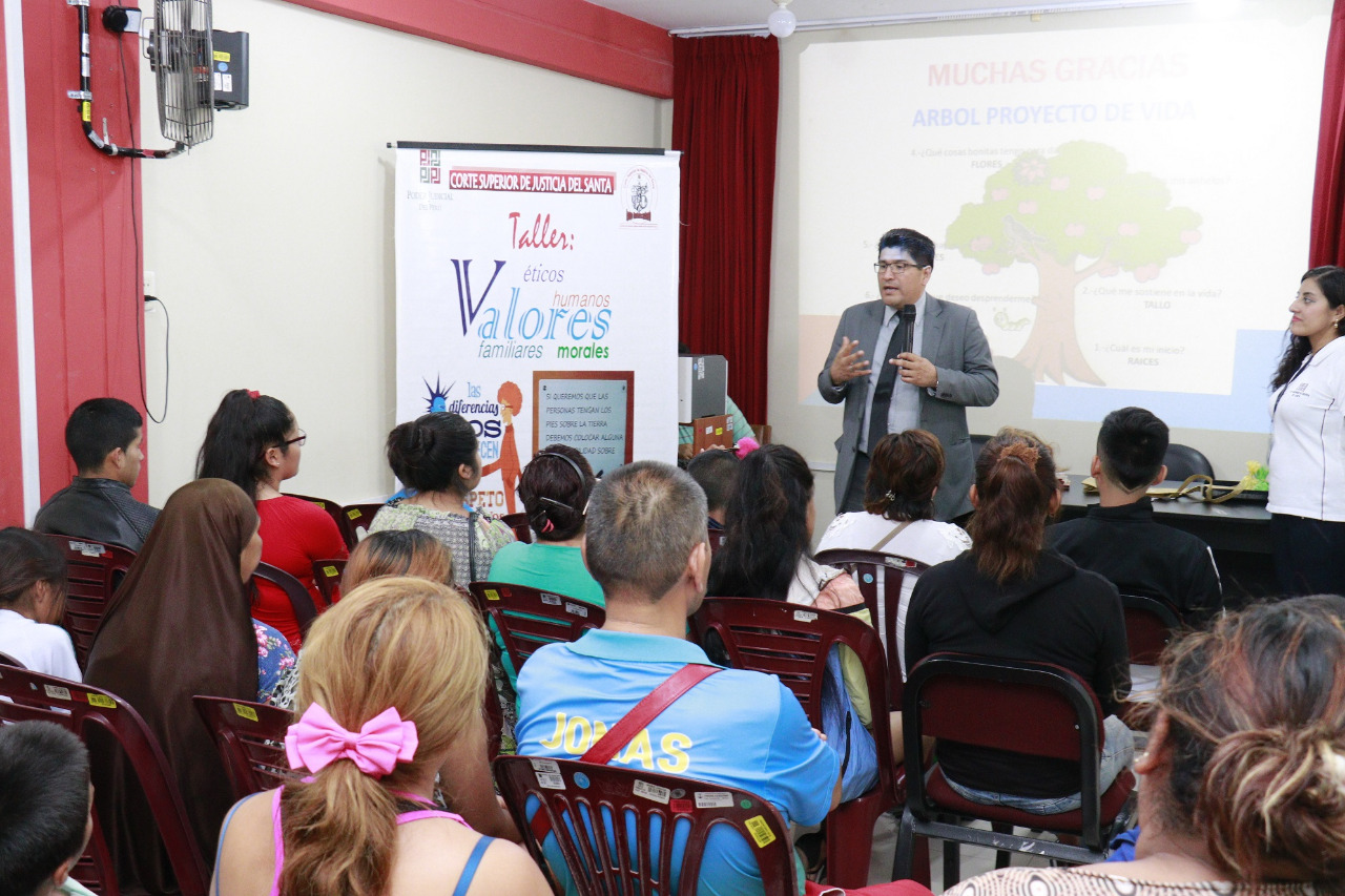 Equipo multidisciplinario de la Corte del Santa dicta taller a 30 menores tutelados