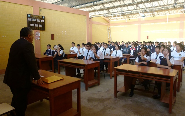 Charlas de orientación lleva la Odecma a escolares de Chimbote