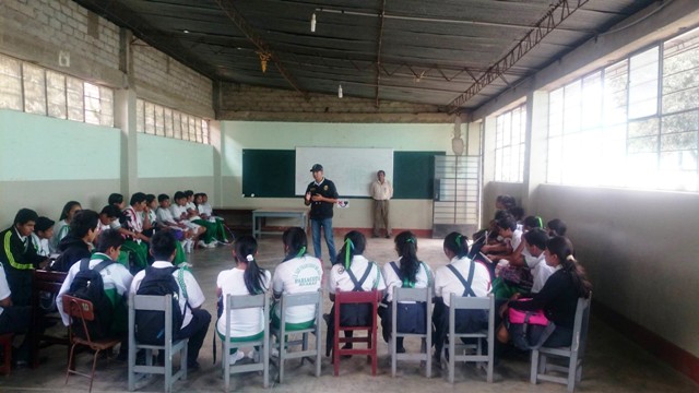 Agentes de la Dirandro de Lima llevan caso Gerald Oropeza a colegios de Chimbote y Coishco