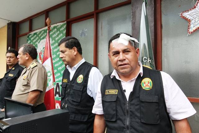 Chimbote: Vendedor de droga le rompe la cabeza de una pedrada a comisario de “San Pedro” en operativo