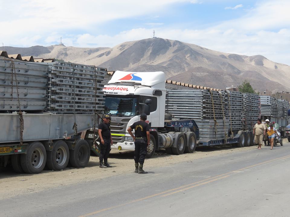 Estructuras del puente Bailey llegaron al distrito de Coishco para ser instalado sobre el río Shisho 