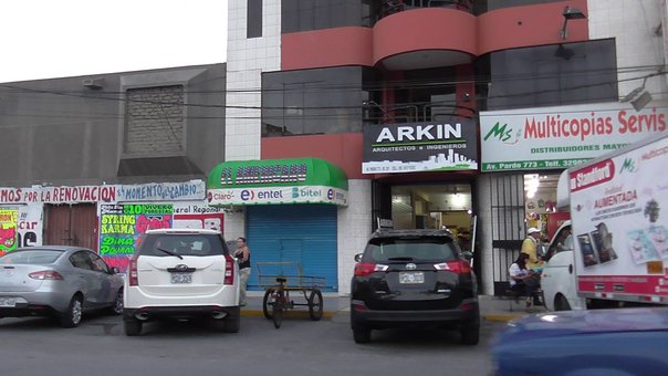 Ladrones hicieron un forado en la pared para robar en céntrica librería de Chimbote