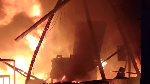 Almacén de chatarra se incendió a pocos metros de grifo en Nuevo Chimbote