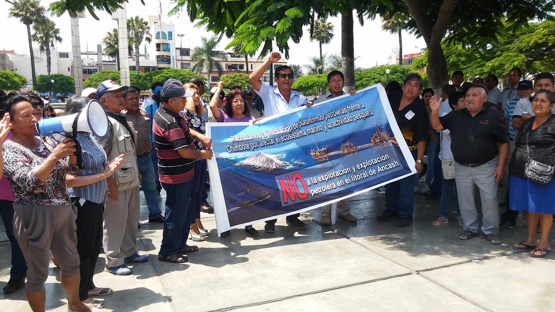 Con plantón rechazan exploración y explotación de petróleo en el mar de Áncash