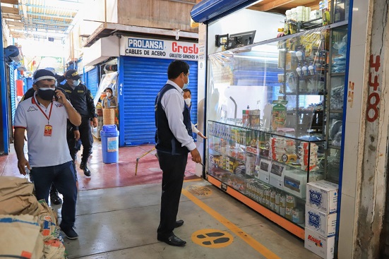 Verifican protocolos de bioseguridad y venta de productos de primera necesidad en mercados de Chimbote
