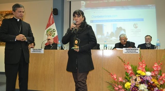 Saludan a Chimbotenlinea.com por premio de periodismo recibido