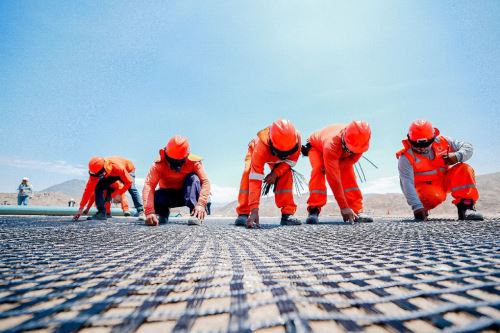 Minam supervisa avances en obras de recuperación de área contaminada por residuos en Nuevo Chimbote