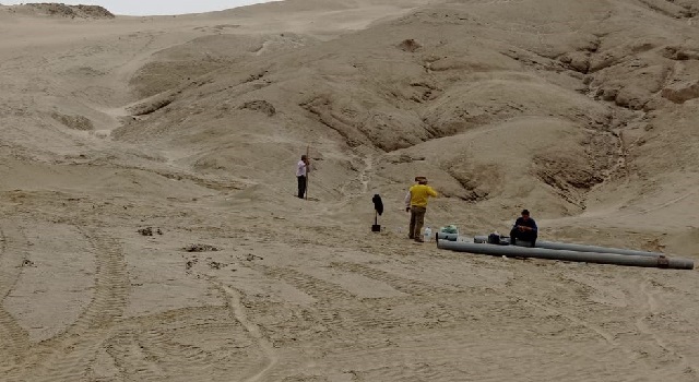 Chinecas retira tuberías clandestinas instaladas por invasores para robar agua en Nuevo Chimbote. 