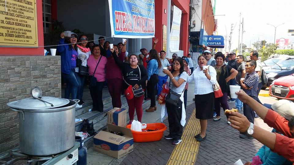 Trabajadores de la Corte del Santa advierten no levantar su huelga y realizan chocolatada 