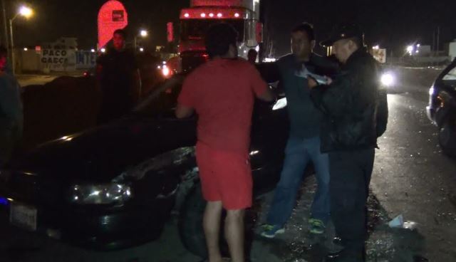  Ocupantes de auto salvan de morir tras chocar contra un tráiler