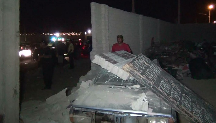 Chofer ebrio chocó su auto contra vivienda y abandona a heridos