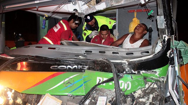 Tres heridos en choque de buses frente a “Los Ferroles” en Chimbote